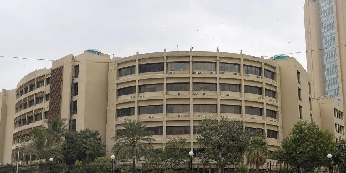Pakistan’s KSE-100 index falls amid expensive oil — Dawn