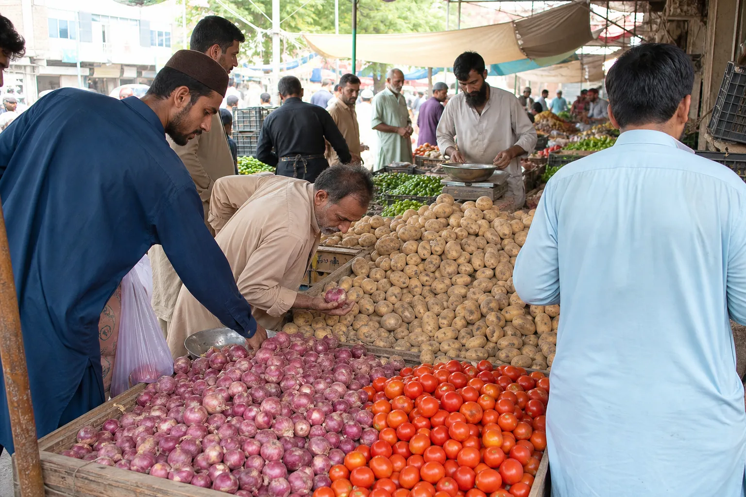 Pakistan’s weekly inflation rises 8.35% as food prices increase