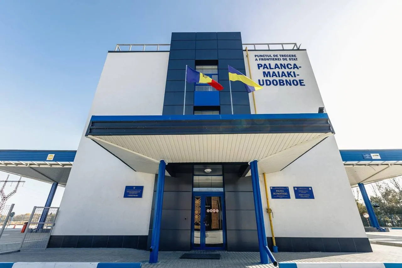 Через потужні снігопади на Одещині обмежують рух до кордону з Молдовою