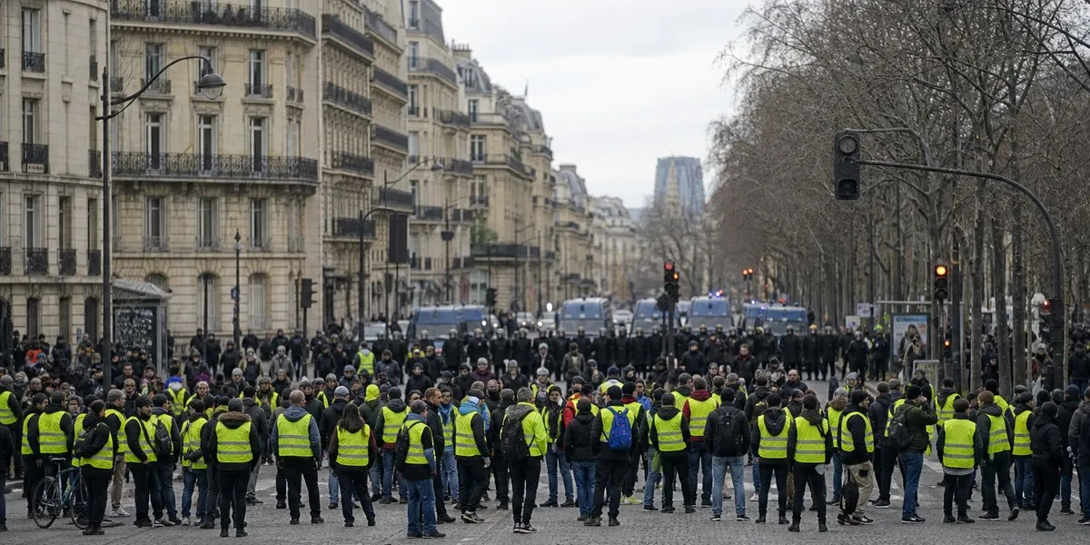 В Париже задержали около 40 человек накануне протестов во Франции — The Independent