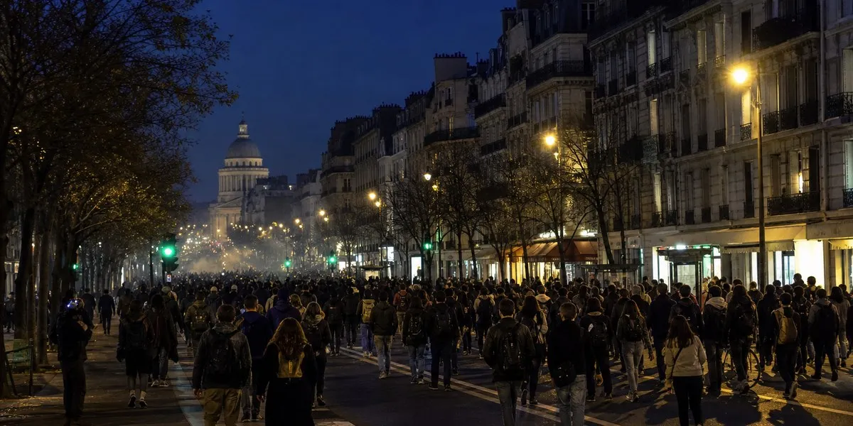 W Paryżu przedłużono nocną godzinę policyjną do poniedziałkowego rana — France 24
