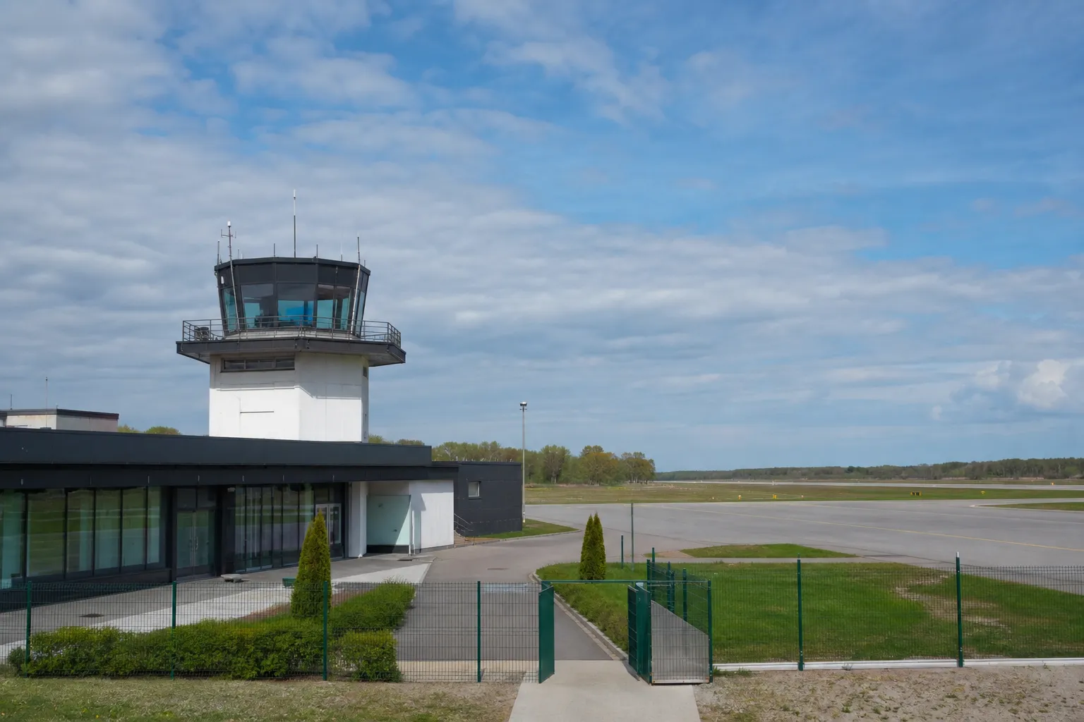 Władze estońskiego Parnawy chcą znaleźć prywatnego operatora lotniska — ERR News