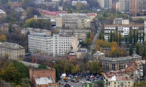 У Києві директор ритуальної служби завищував вартість матеріалів при будівництві стіни на кладовищі