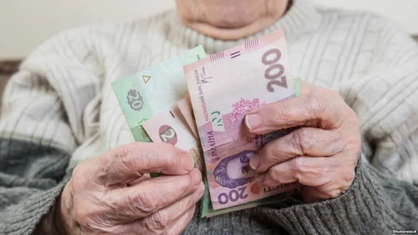 Вихід на пенсію у 2027 році: скільки страхового стажу потрібно українцям
