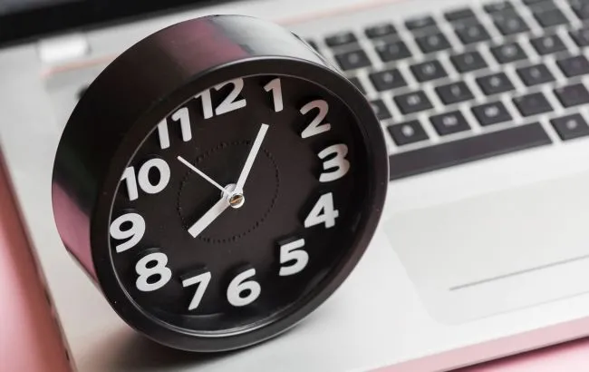 Перехід на зимовий час: чи доведеться українцям переводити годинники