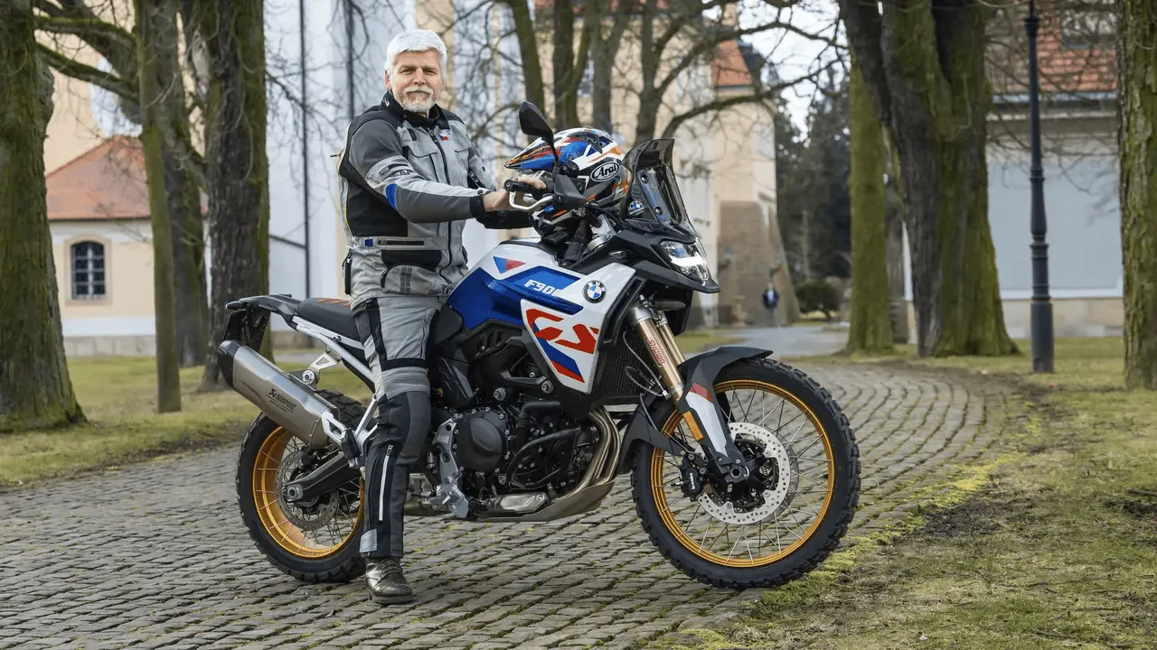 Президент Чехії висміяв фейк, що він відпочиває на курорті Єрмака