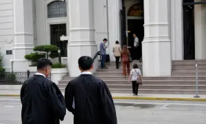 在科赫特拉-亚尔韦，旧车场内有三辆公交车起火