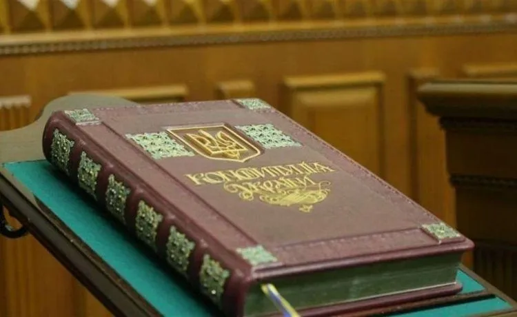 Конституцию Украины впервые перевели на язык жестов