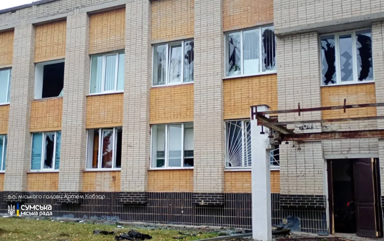 Росіяни вдарили по Сумах, пошкоджений навчальний заклад