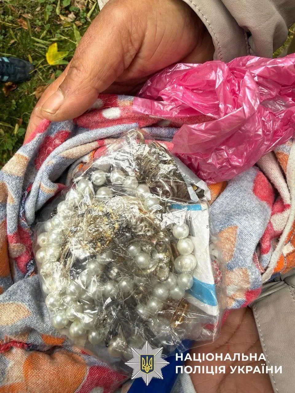 У Києві викрили «відьму», яка видурила у дівчини золото на 120 тисяч гривень – фото У Києві викрили «відьму», яка видурила у дівчини золото на 120 тисяч гривень – фото