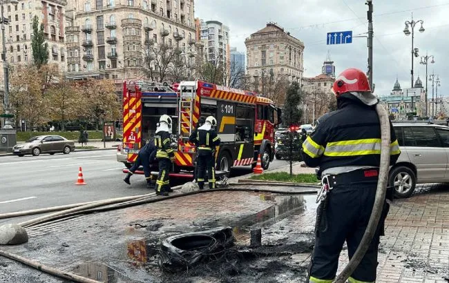 У Києві біля КМДА чоловік влаштував протест з палаючими шинами