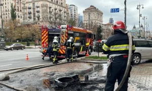 У Києві біля КМДА чоловік влаштував протест з палаючими шинами