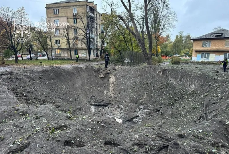 Фото: після атаки рф у Києві пошкоджені три райони, є загиблий та поранені Фото: після атаки рф у Києві пошкоджені три райони, є загиблий та поранені