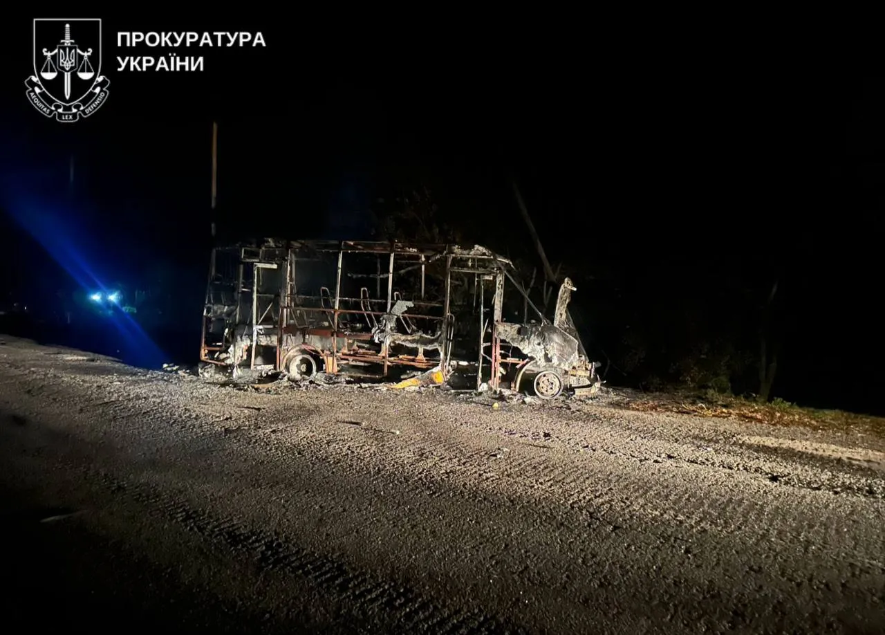 Окупанти знищили дроном рейсовий мікроавтобус на Сумщині: пʼятеро людей поранені Окупанти знищили дроном рейсовий мікроавтобус на Сумщині: пʼятеро людей поранені