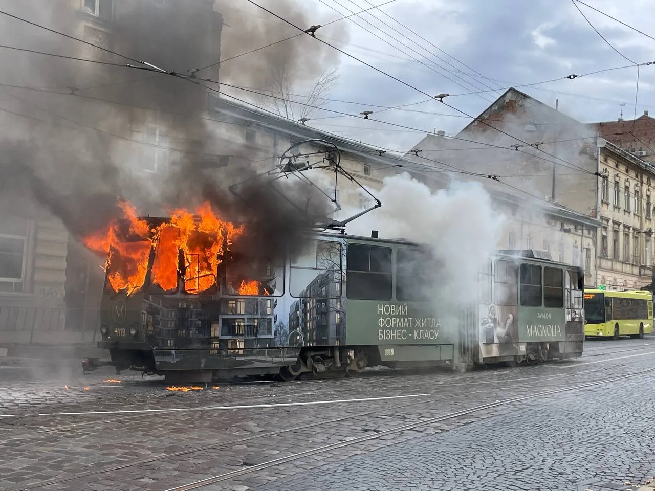 У Львові на площі Митній згорів трамвай – відео