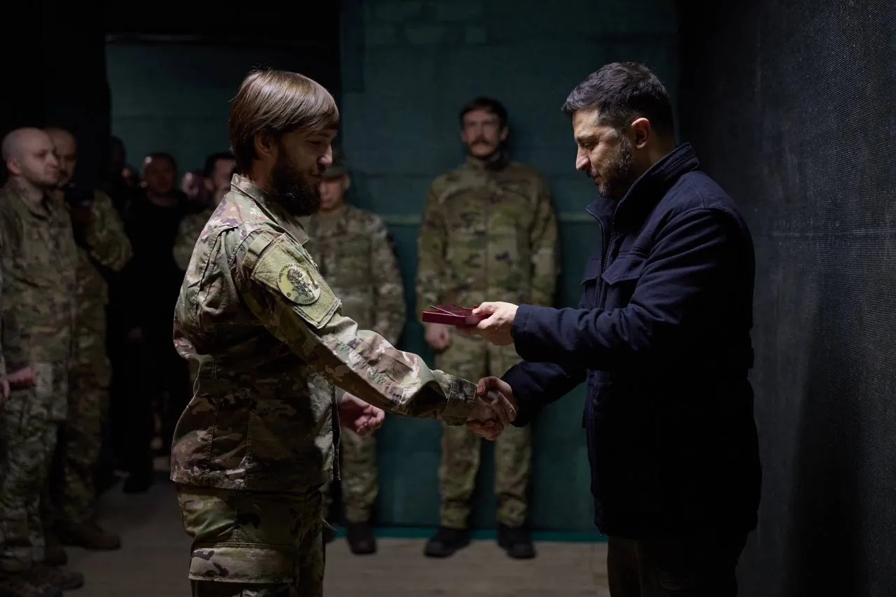 Зеленский посетил позиции корпуса «Азов» на Добропольском направлении и наградил военных