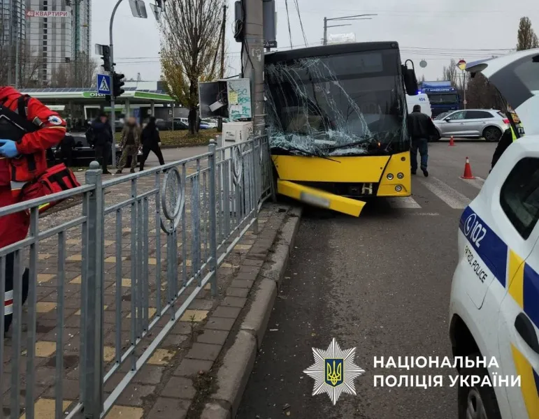 У Києві пасажирський автобус врізався в стовп, є постраждалі