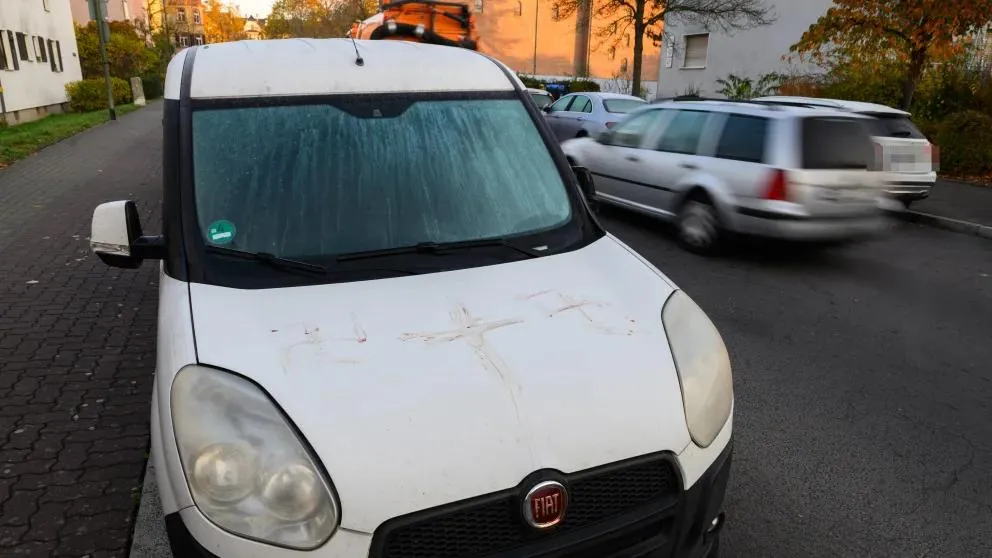 У Німеччині затримали румуна, який обмалював місто свастиками своєю кров’ю