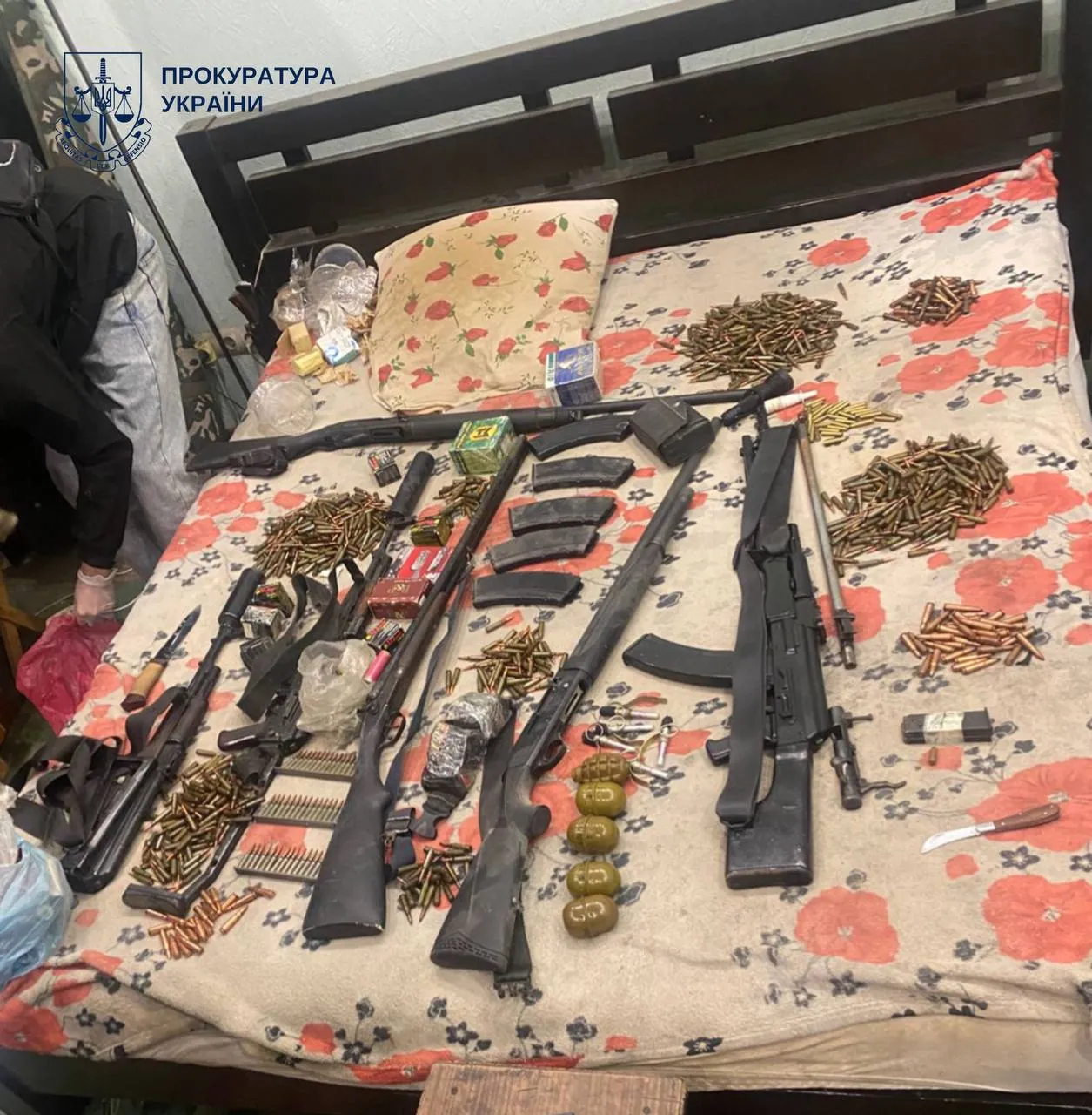 У мешканця Київщини вдома знайшли кулемет та іншу зброю – фото