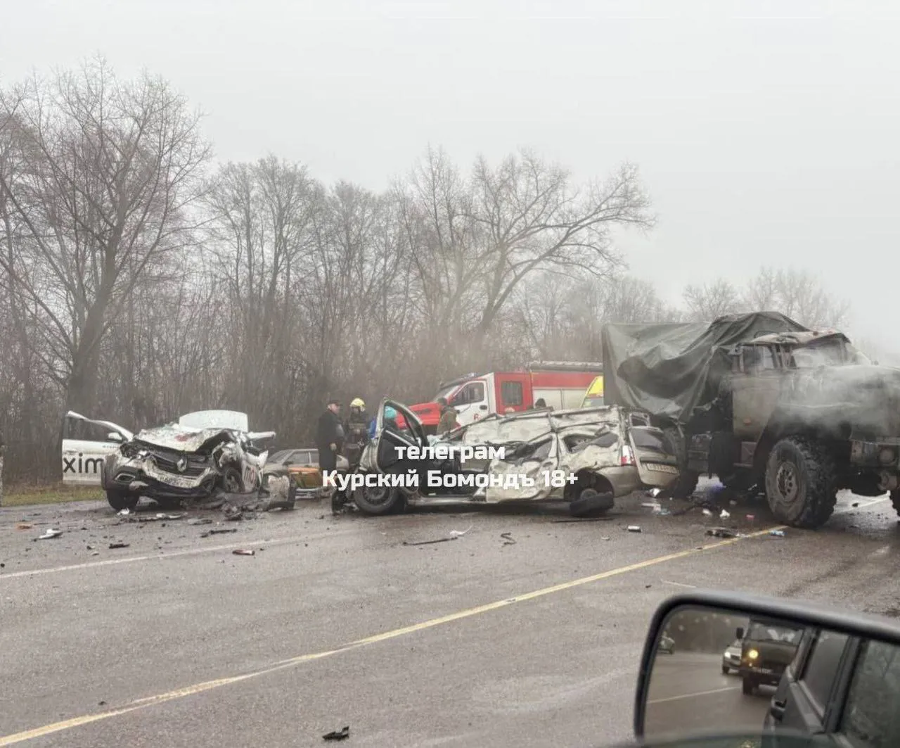 Вантажівка окупантів розчавила чотири легковика під Курськом – відео