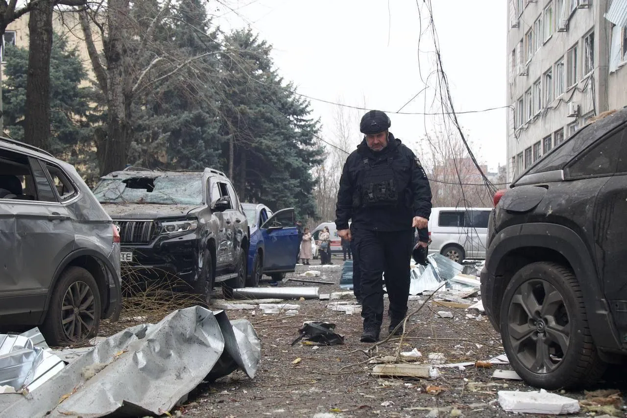 рф вдарила балістикою по Дніпру, є загиблі й поранені – фото, відео