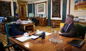 Трамп і Путін готуються до зустрічі, поки Україна залишається без нового озброєння