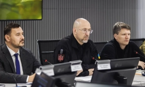 Трамп і Путін готуються до зустрічі, поки Україна залишається без нового озброєння