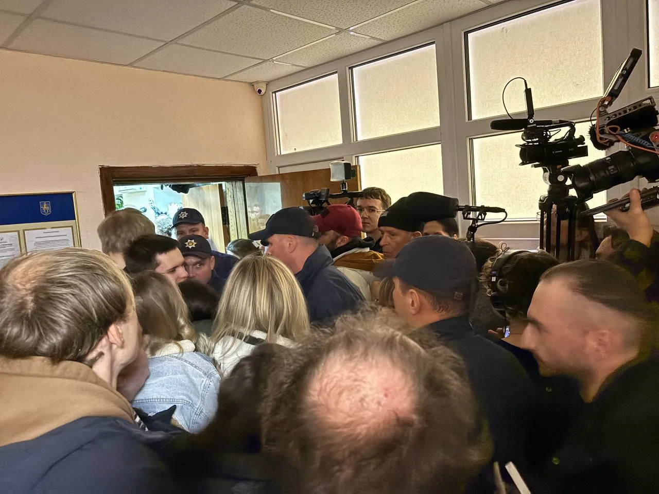 Суд не зміг умістити всіх бажаючих, запрошених Коломойським – відео