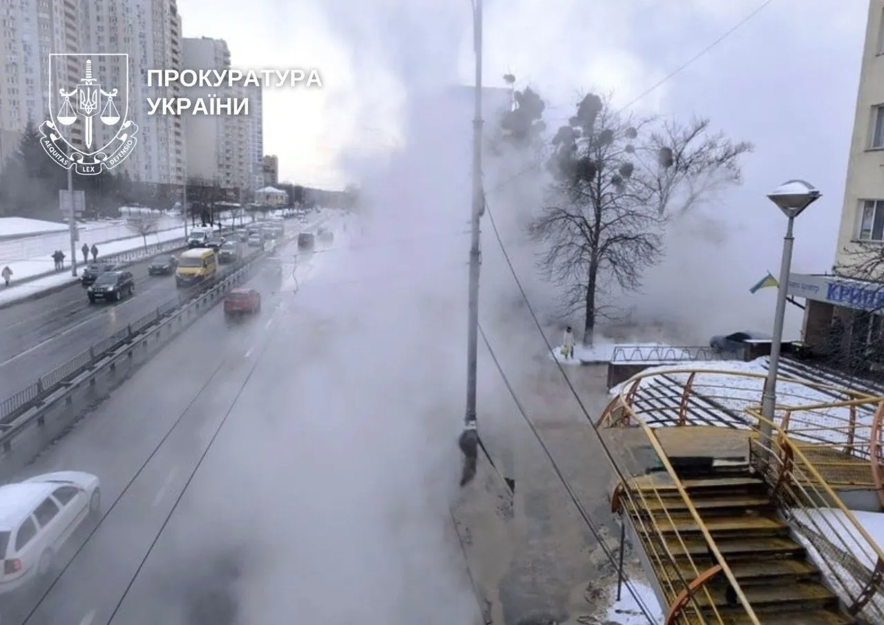 У Києві 16-річна дівчина впала в яму з окропом