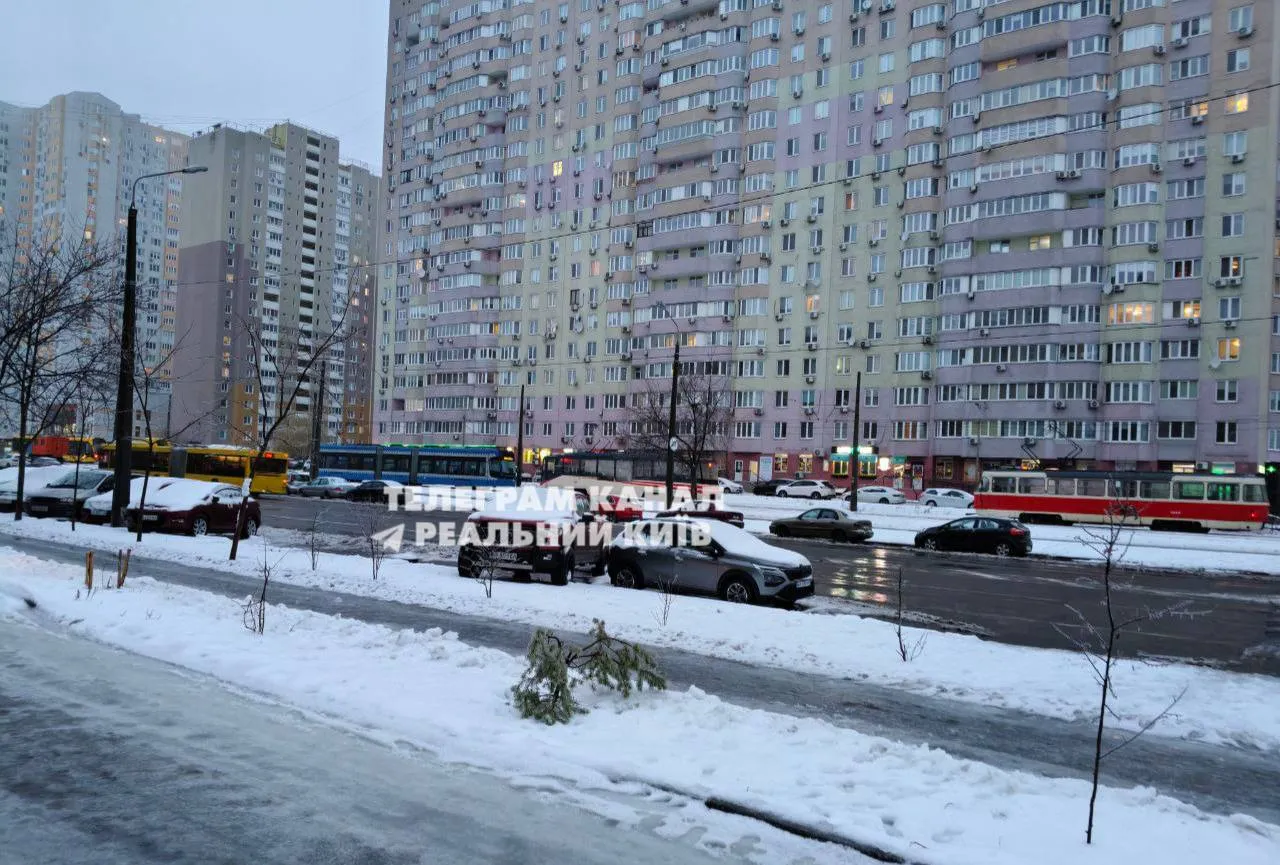 У Києві через обледеніння замикає електротранспорт – відео