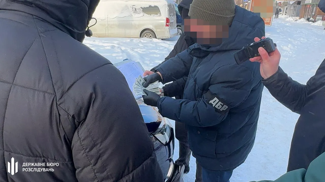 На Волині затримали посадовця ТЦК на хабарі за зняття з розшуку