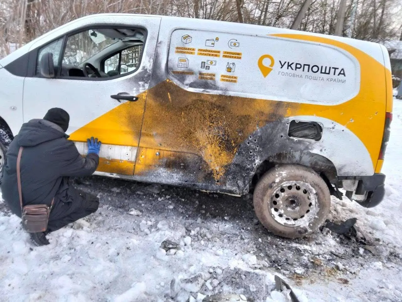 Російський дрон вдарив по авто Укрпошти на Сумщині