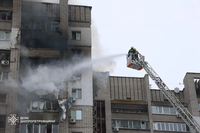 Російський удар дронами по Дніпру: пошкоджено 16-поверховий будинок, є постраждалі