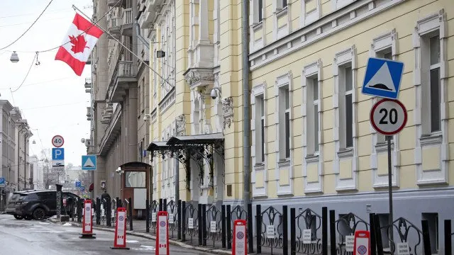 Канада припинила видачу віз на території росії