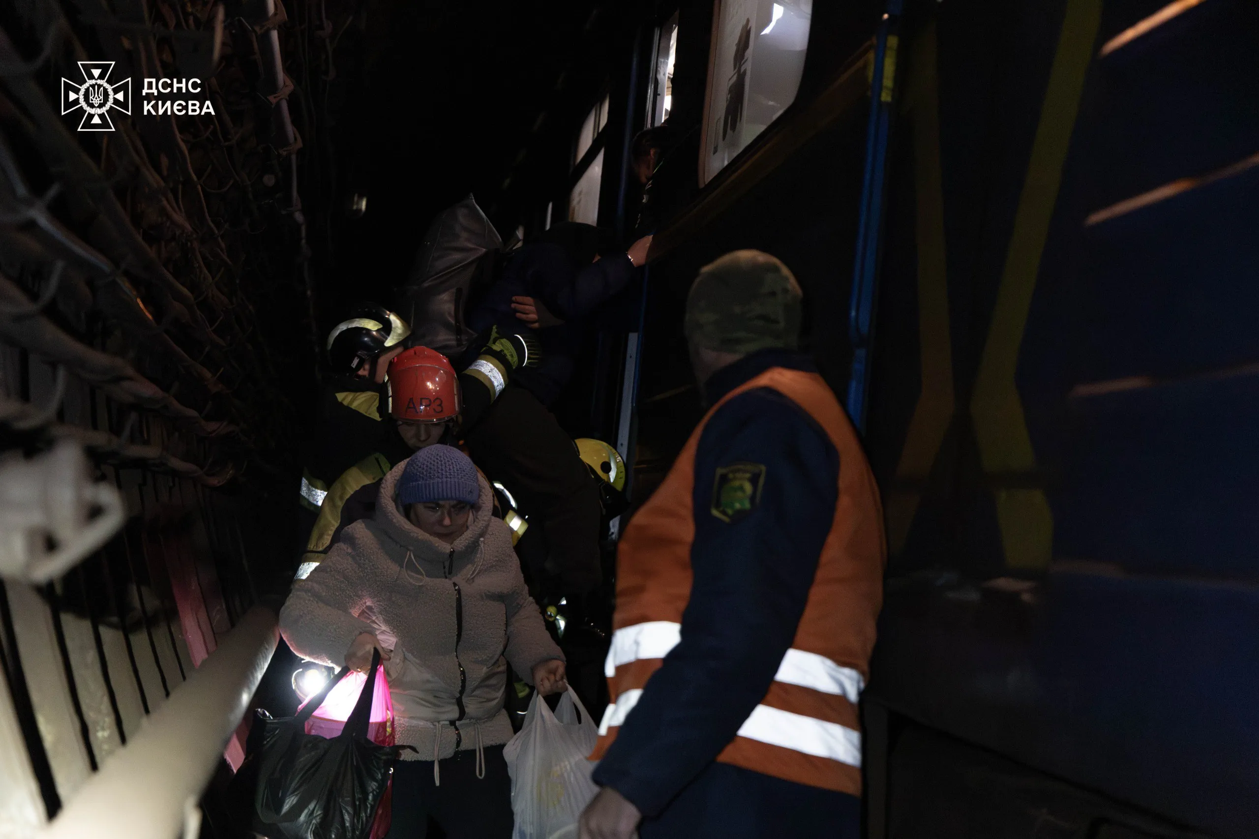 Майже 500 людей евакуювали з київського метро