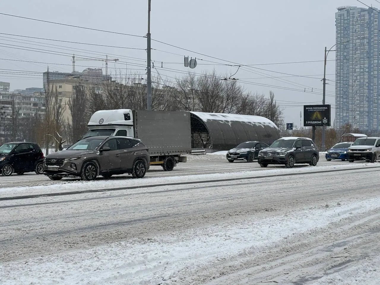 Кличко дав доручення дорожнім службам максимально посилити прибирання снігу