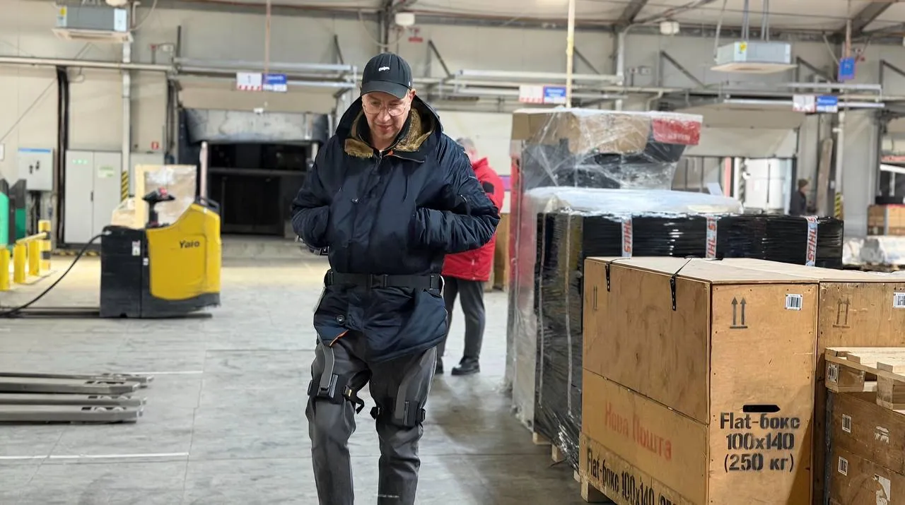 Персонал Нової пошти почав тестування екзоскелетів