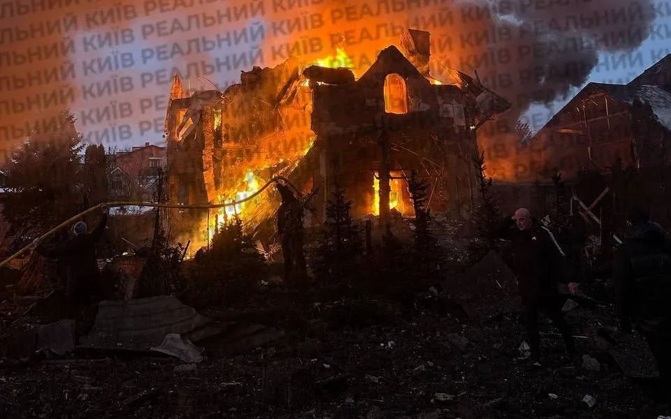 рф масовано атакувала Київ ракетами та дронами, є постраждалі