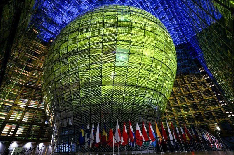 Світло миру, будівлі по всьому світу засяяли синьо-жовтими кольорами