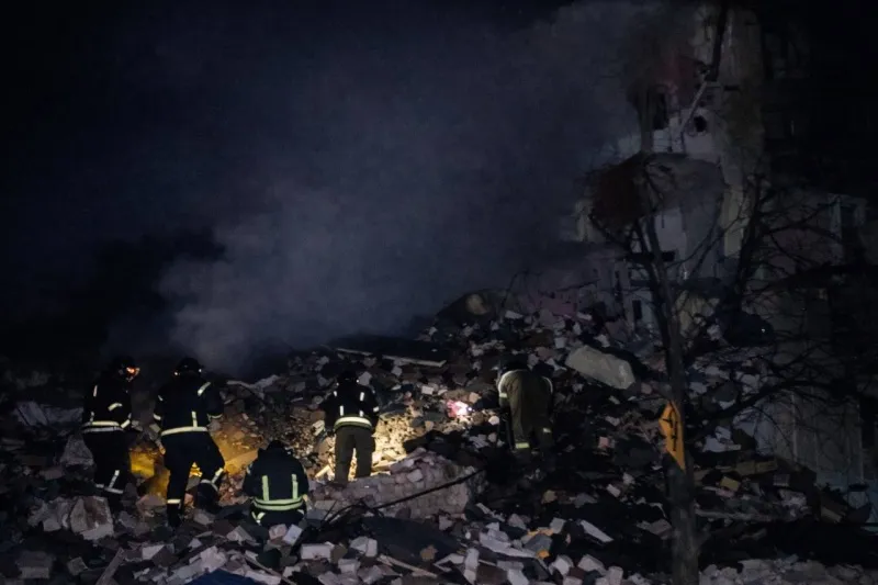 РФ вдарила по житловому будинку на Дніпропетровщині: зруйновано під’їзд, під завалами можуть бути люди