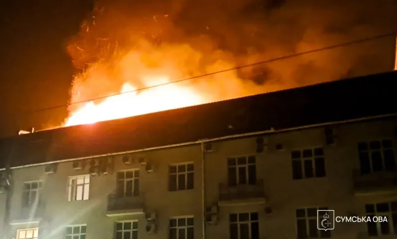 Росія двічі атакувала центр Сум, спалахнула пожежа у готелі