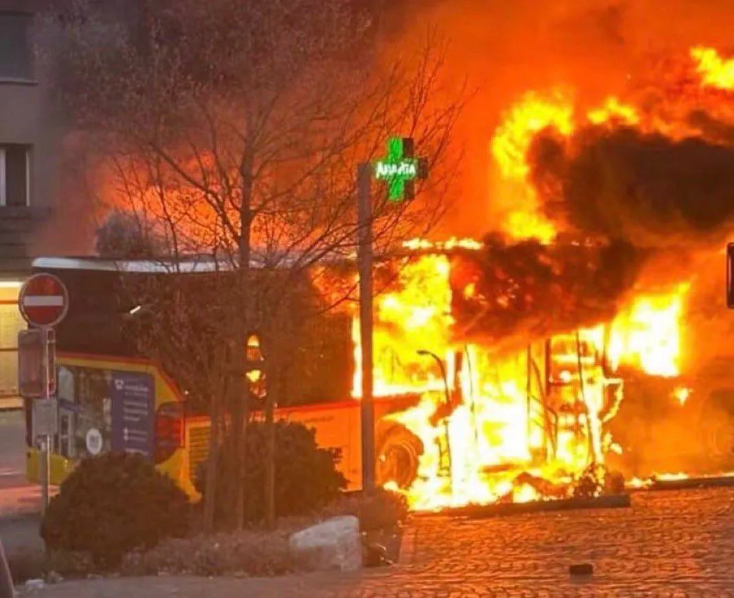 У Швейцарії згорів рейсовий автобус, є загиблі та поранені