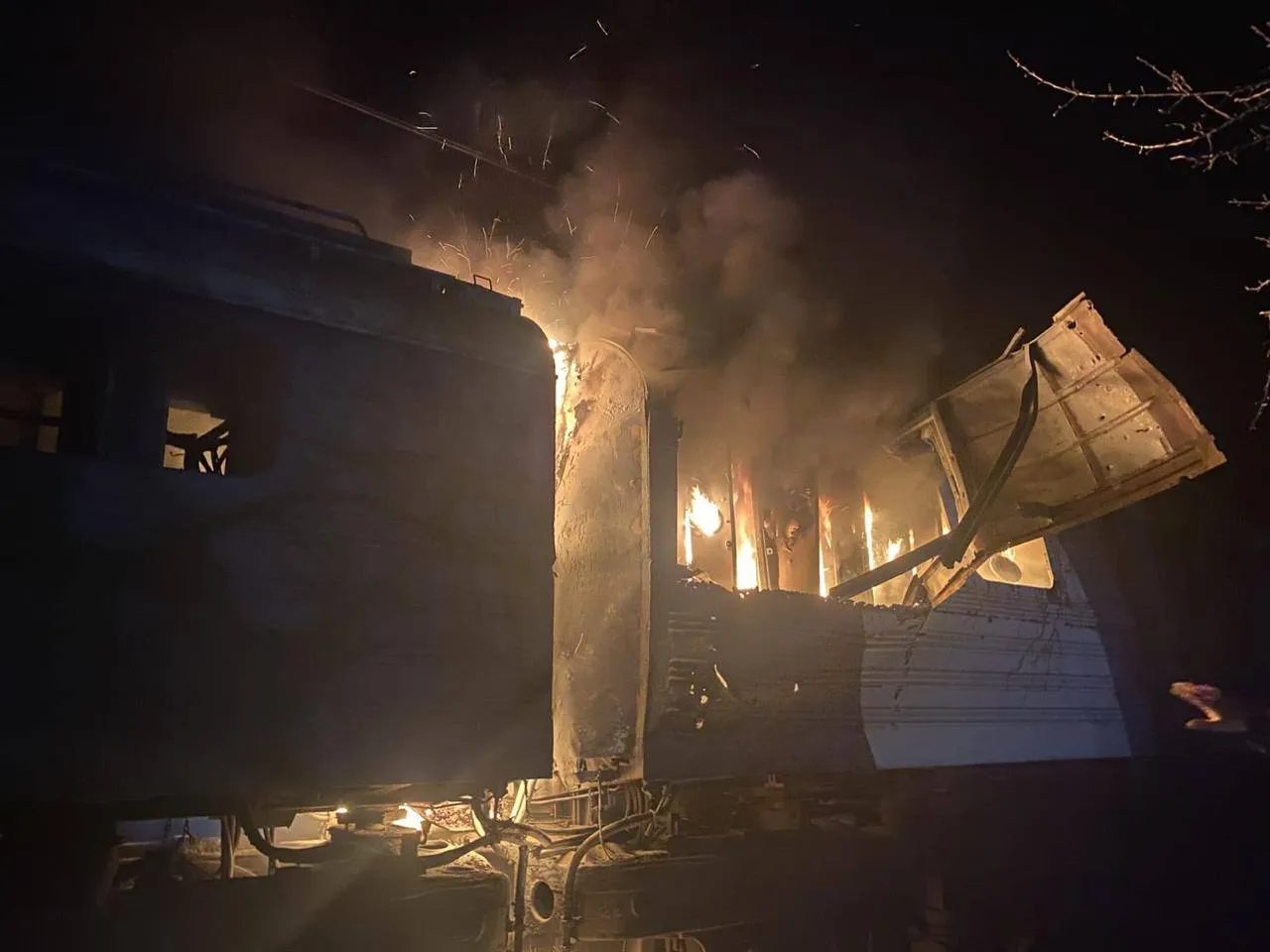 На Харківщині російський дрон влучив у приміський поїзд, є поранені