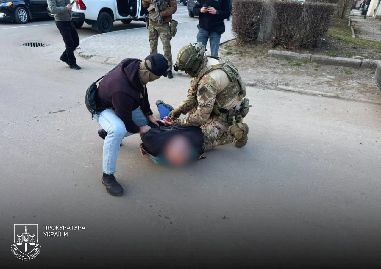 На Прикарпатті підполковника ТЦК затримали на хабарі за зняття з розшуку