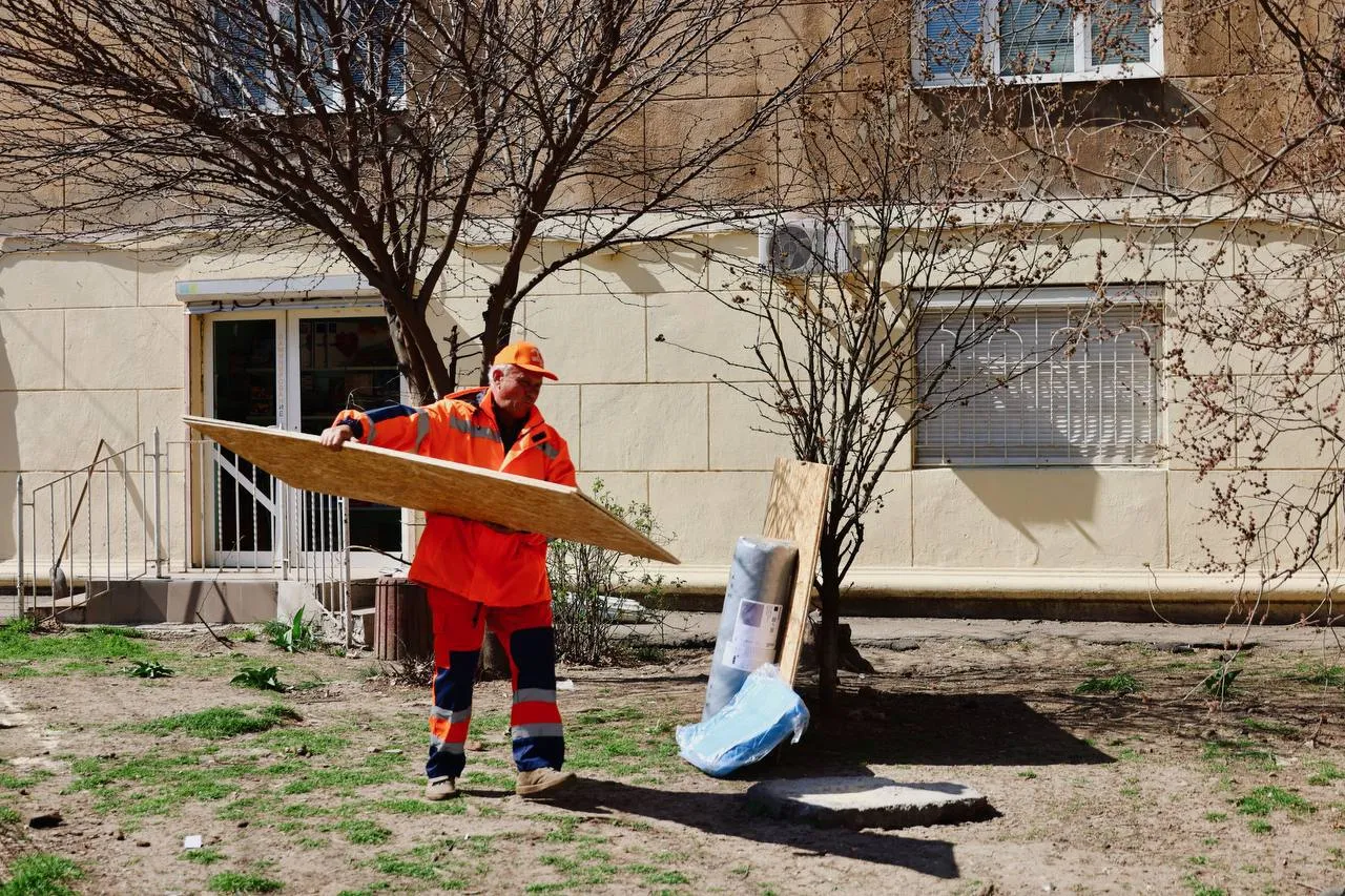 В Одессе устраняют последствия удара РФ по жилым домам в трёх районах