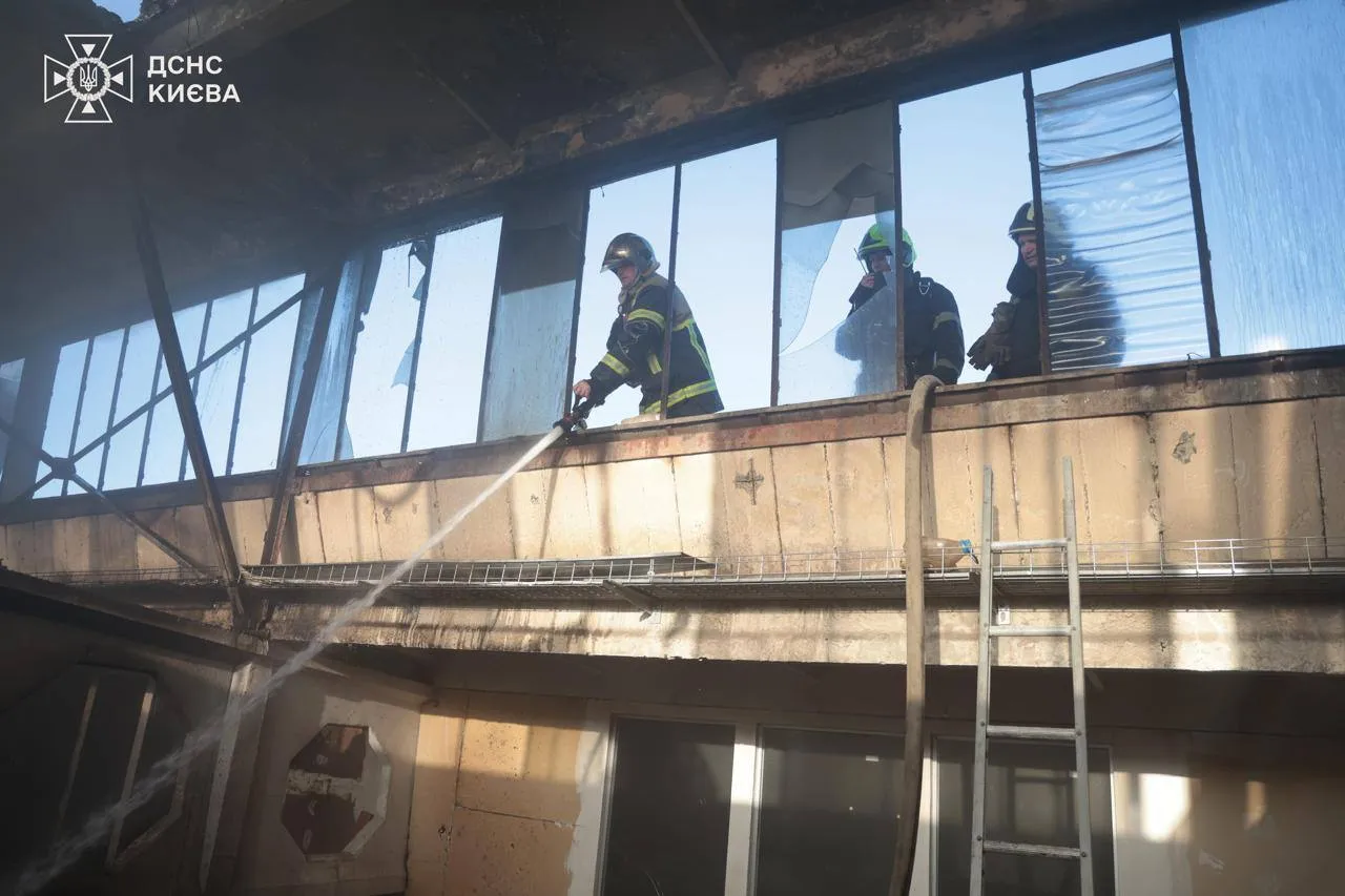 У Києві загасили пожежу після ранкової атаки дрона