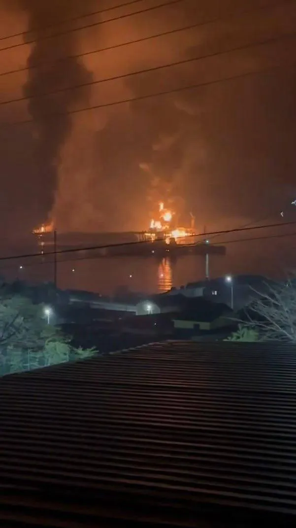 У Новоросійську після атаки дронів спалахнув нафтовий термінал Шесхаріс