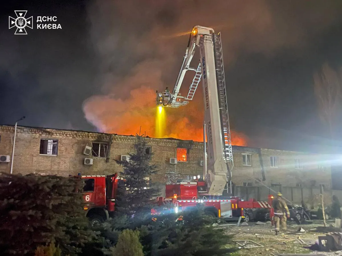 У Києві російський дрон влучив у багатоповерхівку, є загиблі та постраждалі