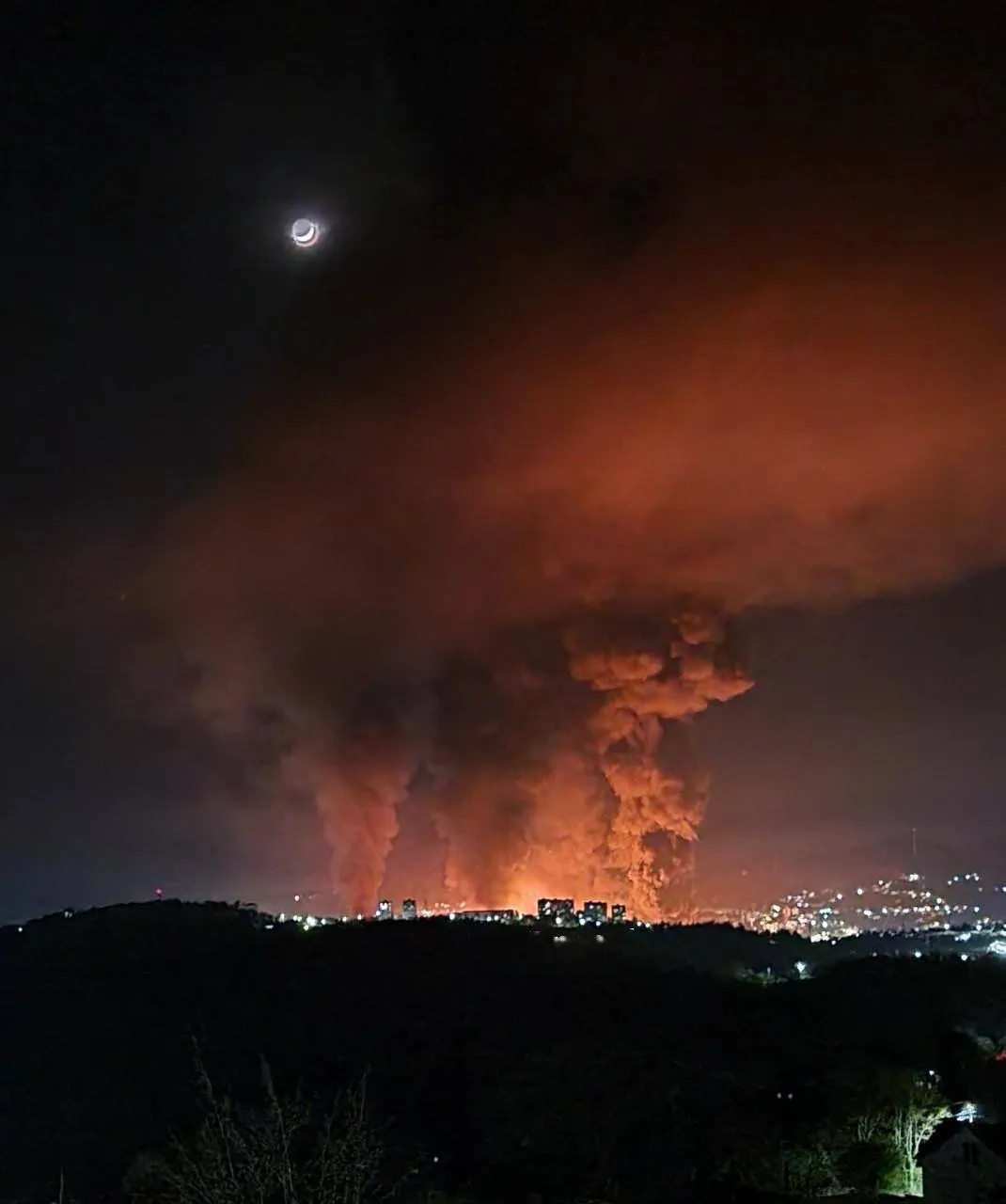 У Туапсе п'яту добу після удару дронів горить нафтовий термінал