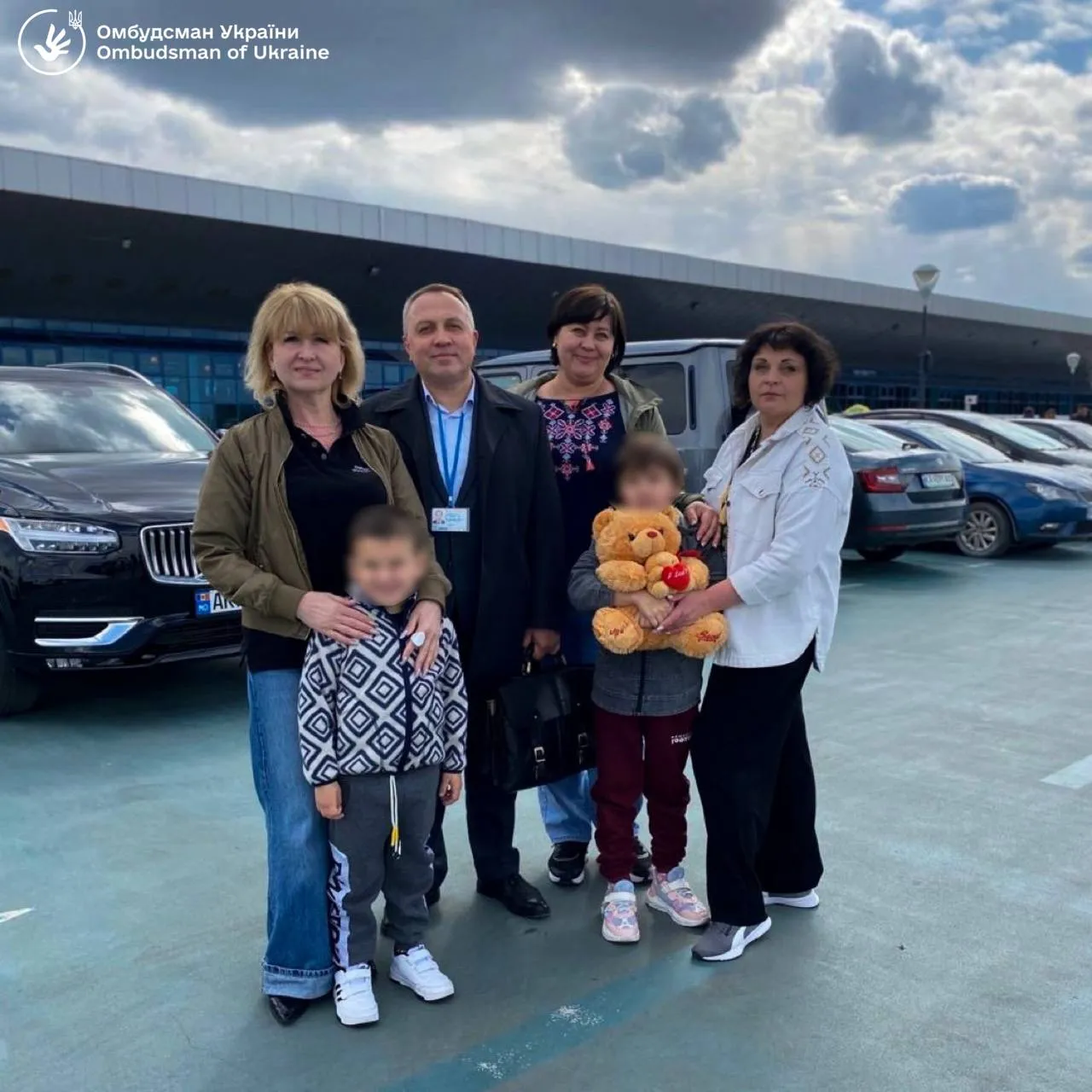 З Казахстану повернули двох українських дітей